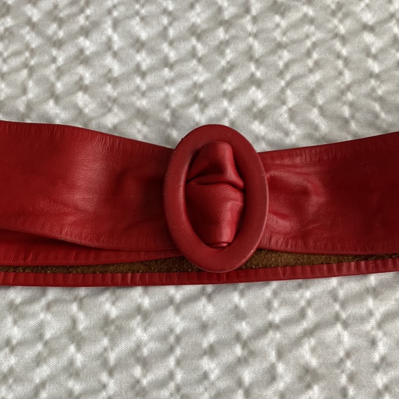 Ladies red vintage leather buckle adjustable 2” belt - Picture 2 of 3